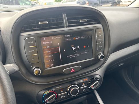 Used 2025 Kia Soul LX w/ LX Technology Package FWD image 20