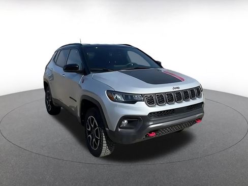 Used 2025 Jeep Compass Trailhawk image 3