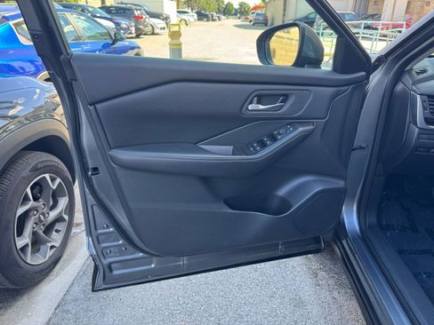 Used 2025 Nissan Rogue SV image 18