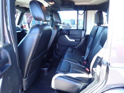 Used 2016 Jeep Wrangler Unlimited Sahara w/ Connectivity Group AWD/4WD image 10