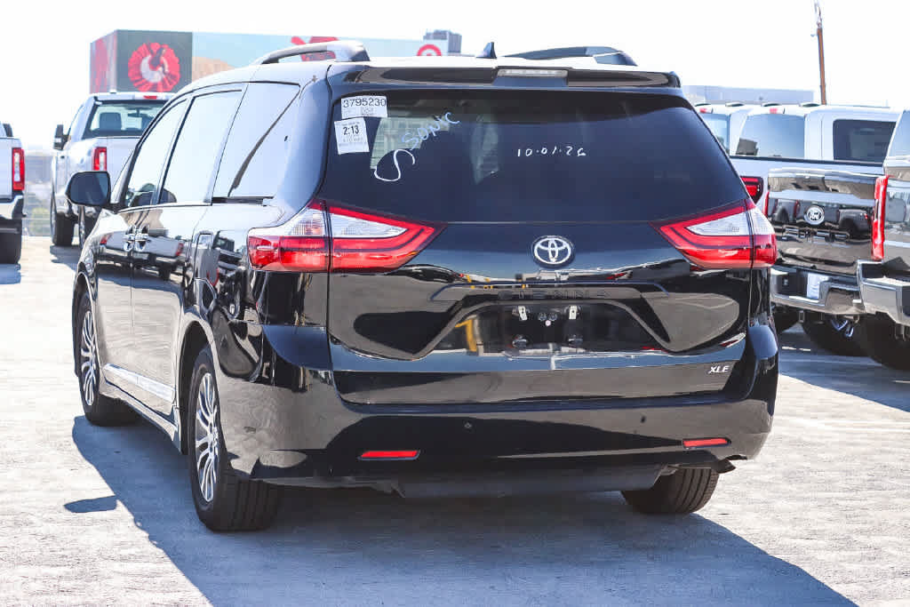 Used 2019 Toyota Sienna XLE w/ XLE Navigation Package FWD image 6