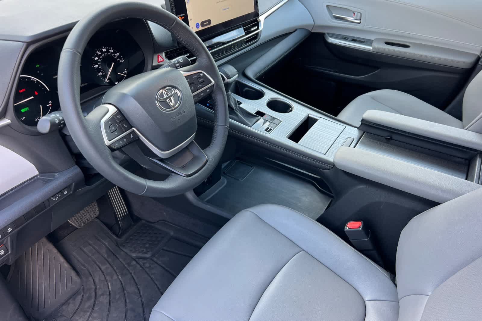 Used 2025 Toyota Sienna XLE w/ XLE Plus Package AWD/4WD image 9