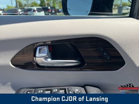 Used 2023 Chrysler Pacifica Limited FWD image 15