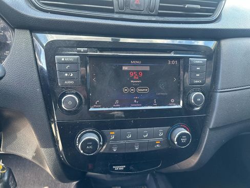 Used 2018 Nissan Rogue S AWD/4WD image 9