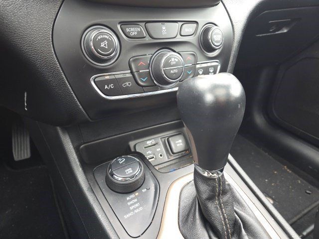 Used 2014 Jeep Cherokee Limited w/ Technology Group AWD/4WD image 23