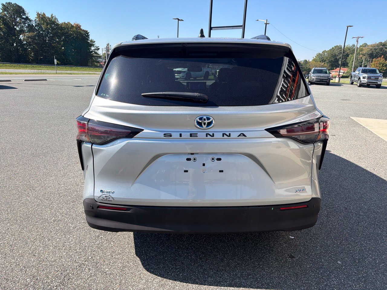 Used 2025 Toyota Sienna XLE FWD image 8