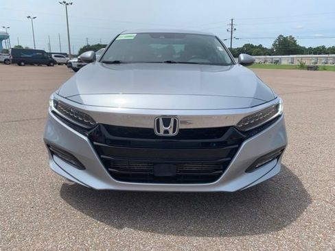 Used 2018 Honda Accord Touring image 2