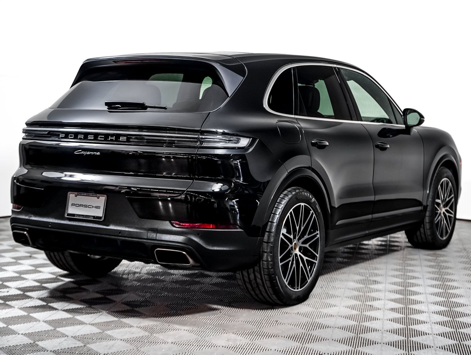 Certified 2024 Porsche Cayenne w/ Premium Package AWD/4WD image 10