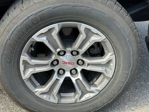 Used 2025 GMC Sierra 1500 SLT AWD/4WD image 18