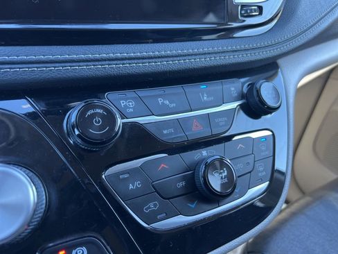 Used 2022 Chrysler Pacifica Touring-L w/ Uconnect Theater Family Group FWD image 10