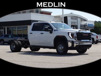 New 2025 GMC Sierra 3500 Pro w/ Convenience Package