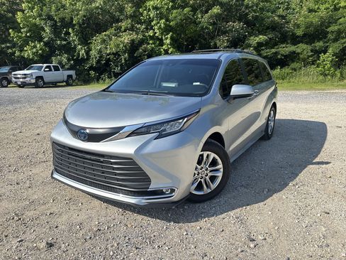 Used 2022 Toyota Sienna XLE w/ XLE Plus Package FWD image 2