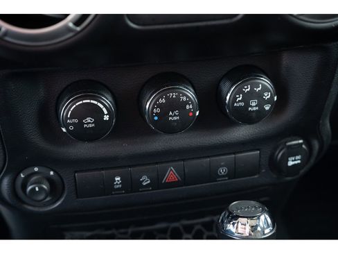 Used 2015 Jeep Wrangler Unlimited Sahara w/ Connectivity Group AWD/4WD image 28