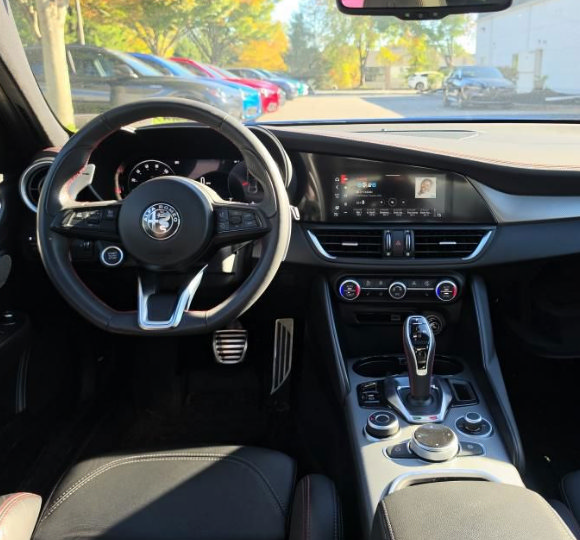 Used 2024 Alfa Romeo Giulia AWD image 13