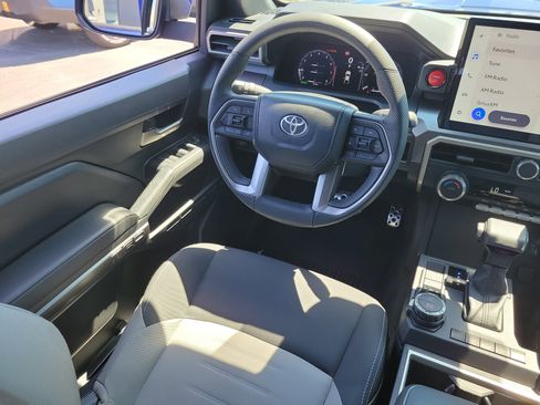 Used 2025 Toyota Tacoma TRD Sport image 17