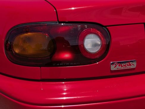 Used 1991 MAZDA MX-5 Miata RWD image 16