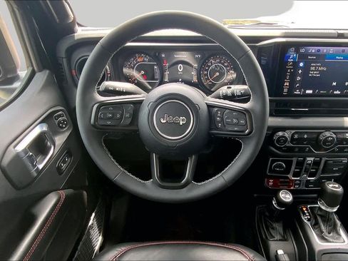 Used 2025 Jeep Wrangler Unlimited Rubicon AWD/4WD image 6