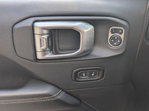 Used 2018 Jeep Wrangler Unlimited Sahara AWD/4WD image 15