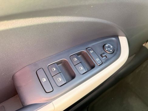 Used 2025 Hyundai Venue Limited FWD image 35