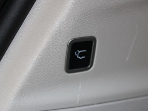 Used 2023 Chrysler Pacifica Limited FWD image 28
