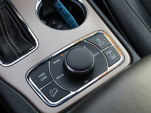 Used 2017 Jeep Grand Cherokee Overland AWD/4WD image 8