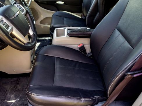 Used 2015 Chrysler Town & Country Touring FWD image 11