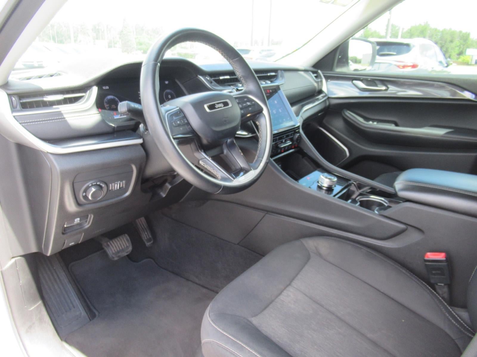 Used 2021 Jeep Grand Cherokee L Laredo w/ Luxury Tech Group I RWD image 17