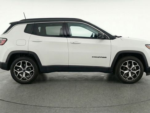 Used 2025 Jeep Compass Limited image 11