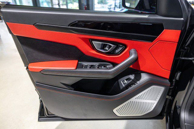 Used 2022 Lamborghini Urus AWD/4WD image 34