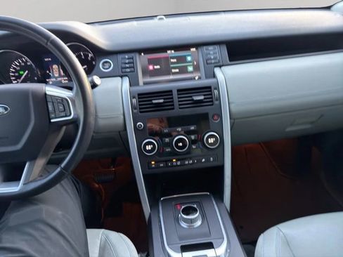 Used 2016 Land Rover Discovery Sport SE image 12