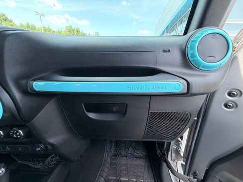Used 2016 Jeep Wrangler Unlimited Sahara w/ Connectivity Group AWD/4WD image 20