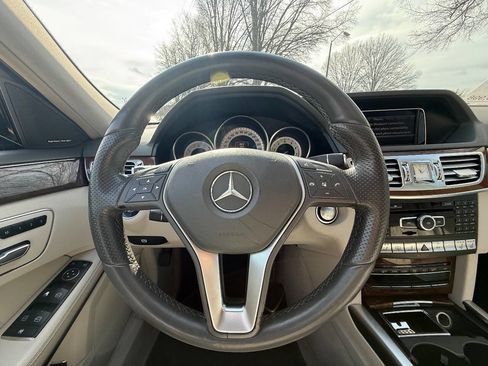 Used 2014 Mercedes-Benz E 550 4MATIC Sedan image 18