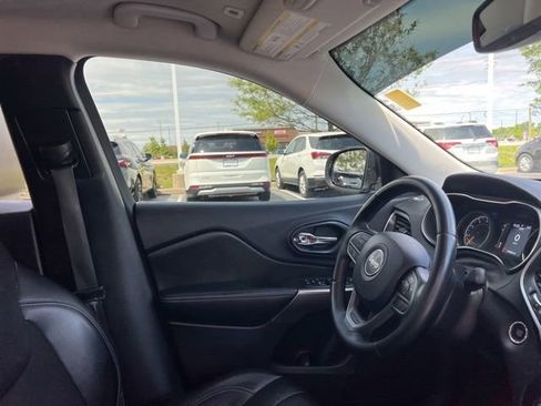 Used 2019 Jeep Cherokee Latitude Plus w/ Comfort/Convenience Group FWD image 35