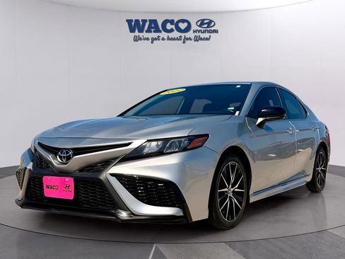 Used 2022 Toyota Camry SE FWD image 1