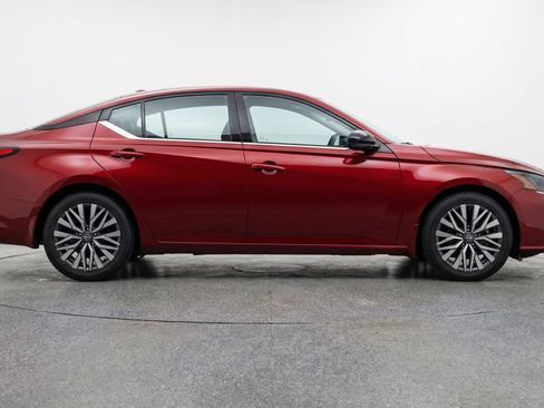 Used 2025 Nissan Altima 2.5 SV FWD image 11