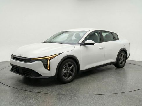 Used 2025 Kia K4 LXS image 3