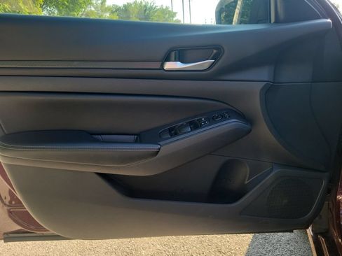 Used 2025 Nissan Altima 2.5 SV FWD image 17