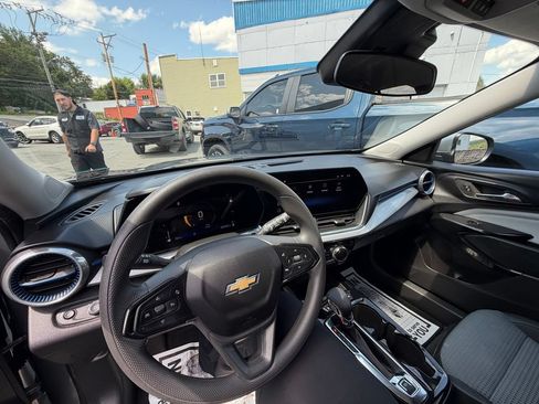 Used 2025 Chevrolet Trax LT FWD image 21