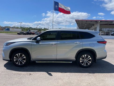 Used 2023 Toyota Highlander XLE image 7