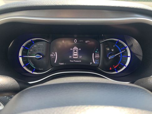 Used 2023 Chrysler Pacifica Touring-L image 19