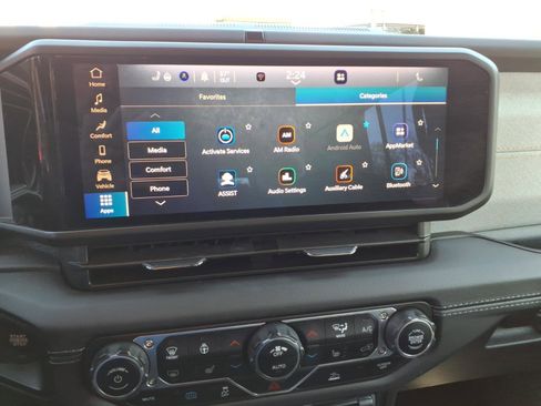 Used 2025 Jeep Wrangler Unlimited Sahara AWD/4WD image 16