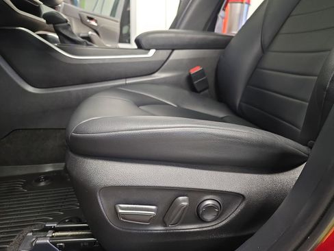 Certified 2024 Toyota Highlander XLE image 32