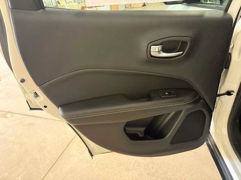 Certified 2019 Jeep Compass Latitude w/ Cold Weather Group FWD image 23
