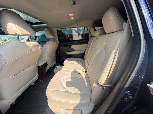 Used 2020 Toyota Highlander XLE AWD/4WD image 19