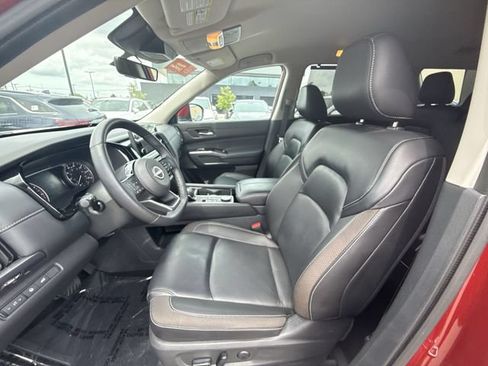 Certified 2024 Nissan Pathfinder SL w/ Black Appearance Package AWD/4WD image 11