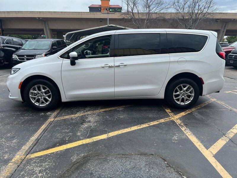 Used 2023 Chrysler Pacifica Touring-L FWD image 5