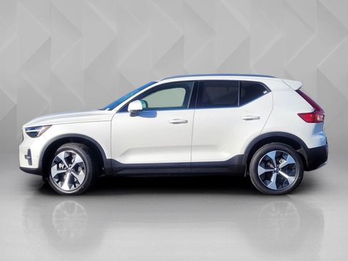 Certified 2025 Volvo XC40 B5 Plus AWD/4WD image 3