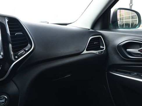 Used 2019 Jeep Cherokee Limited FWD image 25
