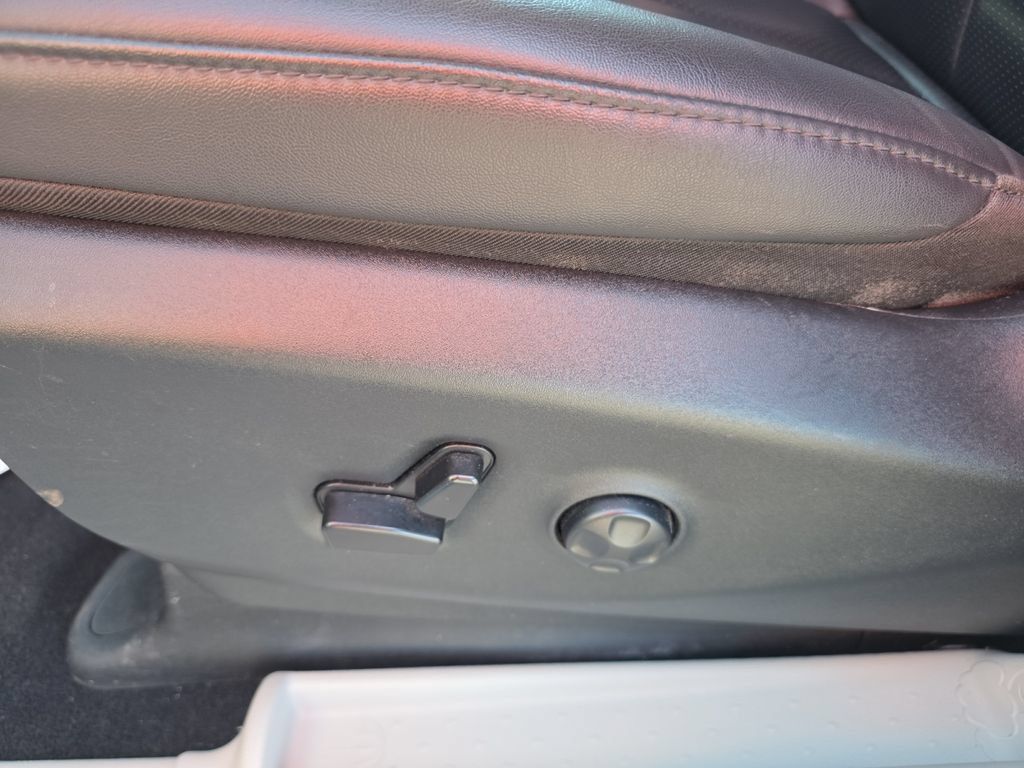 Used 2024 Chrysler Pacifica Touring-L FWD image 13