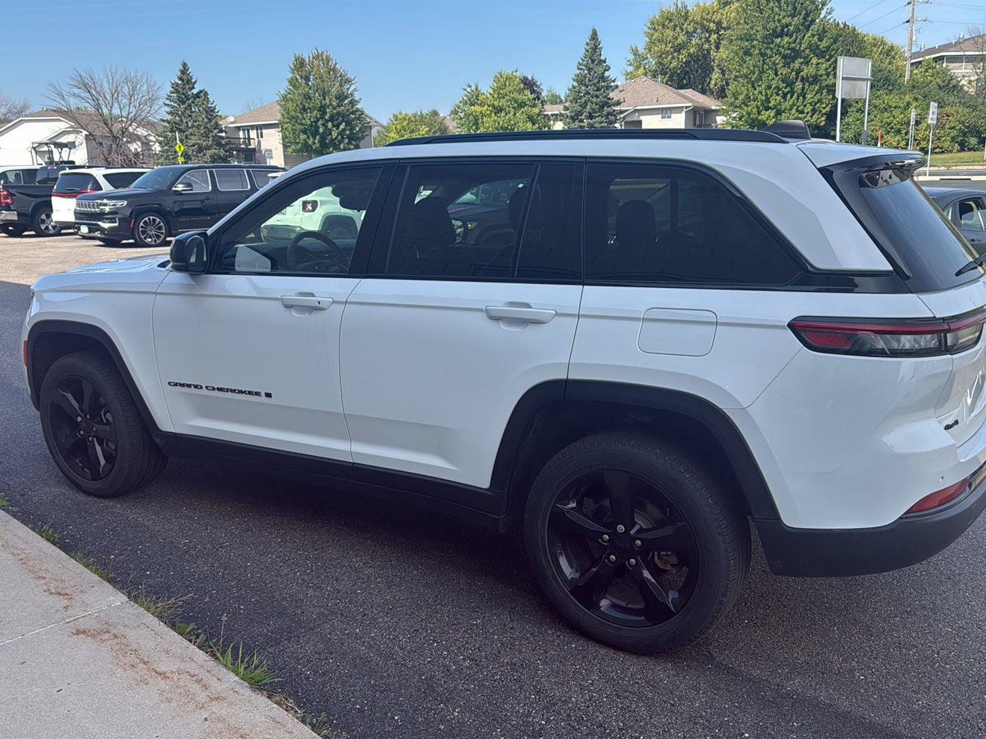Used 2023 Jeep Grand Cherokee Limited w/ Black Appearance Package AWD/4WD image 3